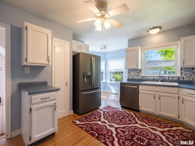 2327 W CALLENDER Avenue, West Peoria, IL 61604