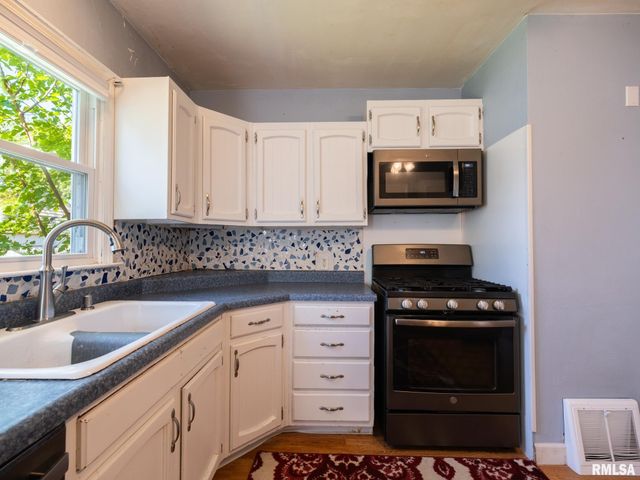 2327 W CALLENDER Avenue, West Peoria, IL 61604