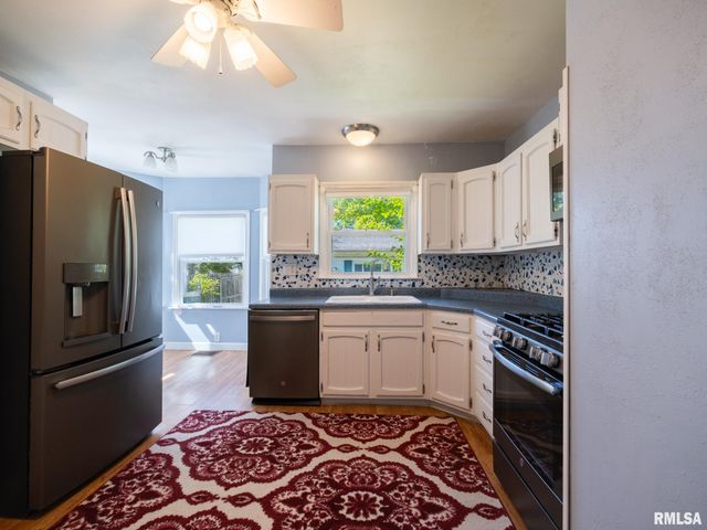 2327 W CALLENDER Avenue, West Peoria, IL 61604