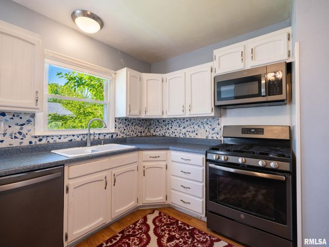 2327 W CALLENDER Avenue, West Peoria, IL 61604