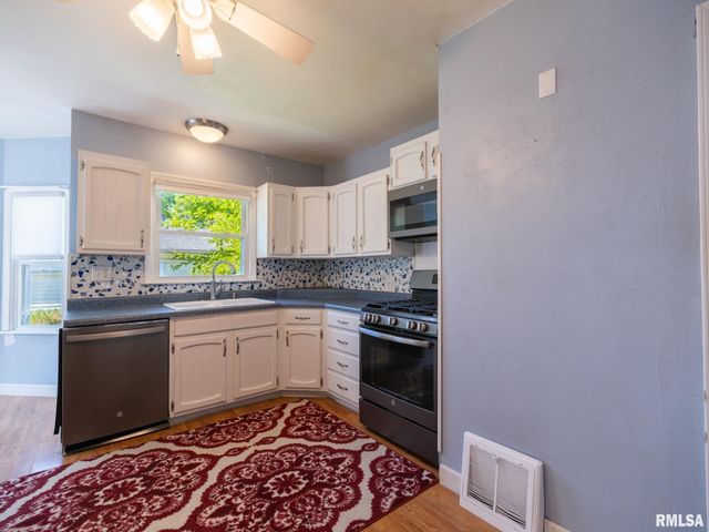 2327 W CALLENDER Avenue, West Peoria, IL 61604