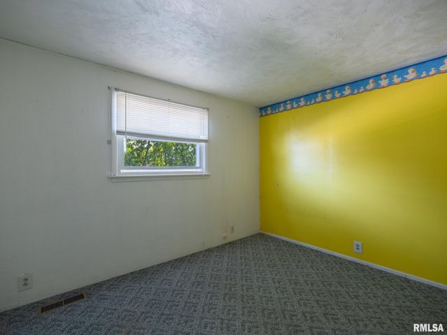 2327 W CALLENDER Avenue, West Peoria, IL 61604