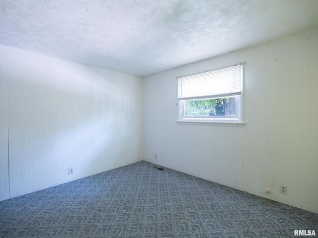 2327 W CALLENDER Avenue, West Peoria, IL 61604