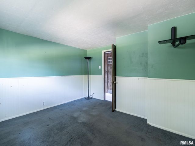 2327 W CALLENDER Avenue, West Peoria, IL 61604