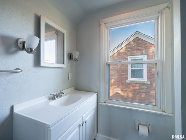 2327 W CALLENDER Avenue, West Peoria, IL 61604
