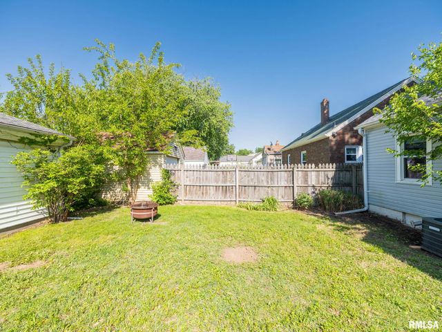 2327 W CALLENDER Avenue, West Peoria, IL 61604