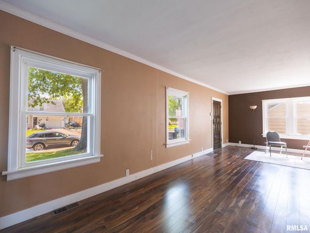 2327 W CALLENDER Avenue, West Peoria, IL 61604