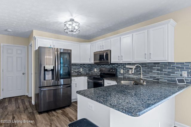 7713 Hepatica Dr, Louisville, KY 40258