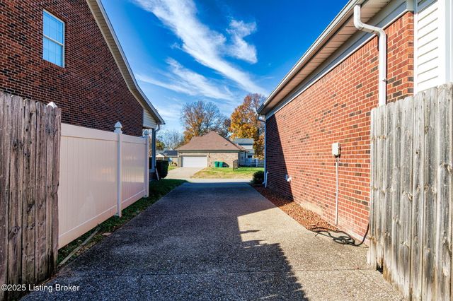 7713 Hepatica Dr, Louisville, KY 40258