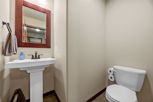 1722 Lake Shore Dr, Iowa City, IA 52246