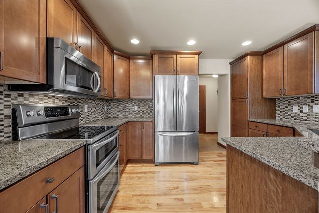 1722 Lake Shore Dr, Iowa City, IA 52246