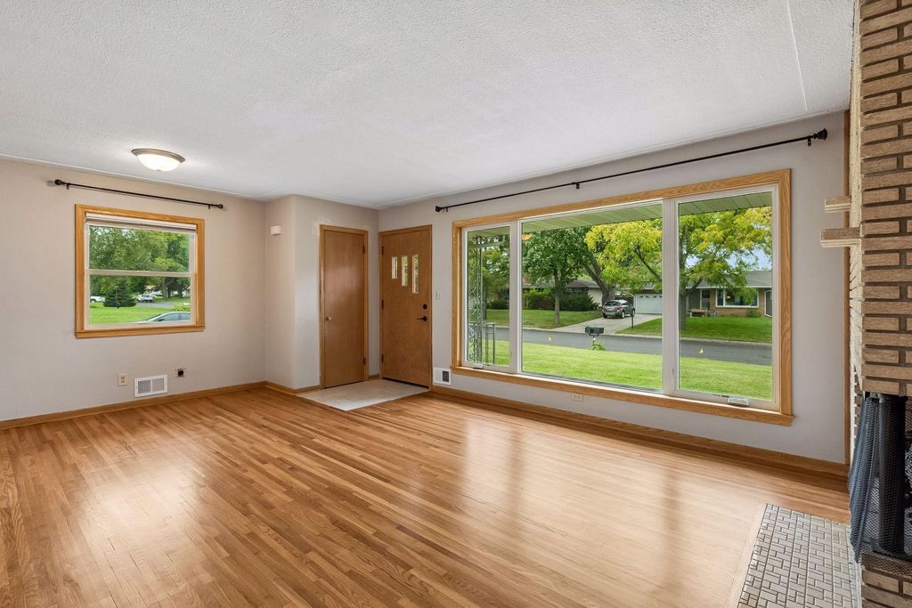 1416 Clarmar Avenue W, Roseville, MN 55113 — photo 4