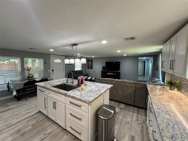 229 E Juniper Lane, Mustang, OK 73064