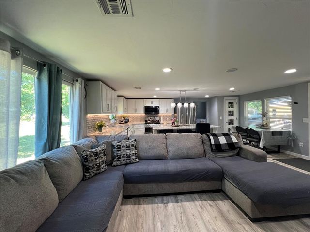 229 E Juniper Lane, Mustang, OK 73064