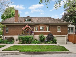 2500 W Farwell Avenue, Chicago, IL 60645
