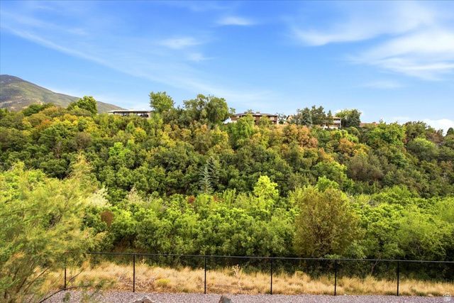 2522 E THURSTON LN, Layton, UT 84040