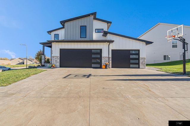 910 Sycamore Drive, Arlington, NE 68022