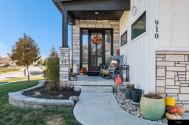 910 Sycamore Drive, Arlington, NE 68022