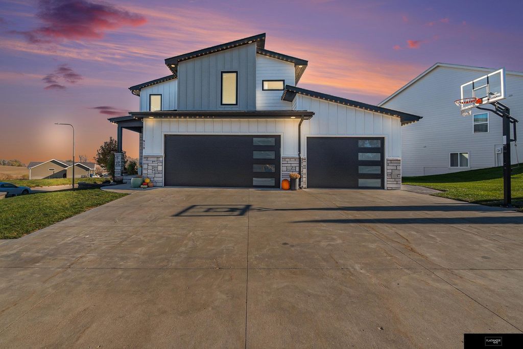 910 Sycamore Drive, Arlington, NE 68022