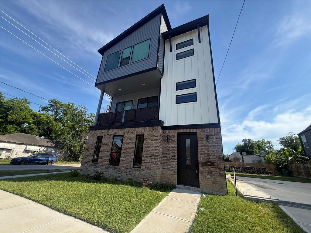 1307 71st Street A, Houston, TX 77011