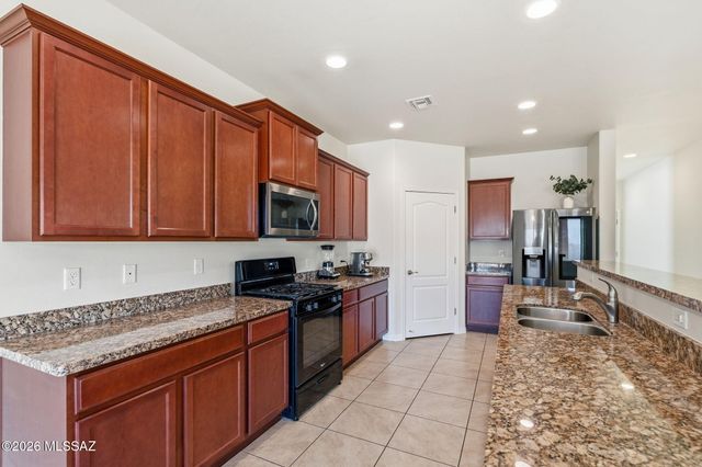 8247 W Razorbill Drive, Tucson, AZ 85757