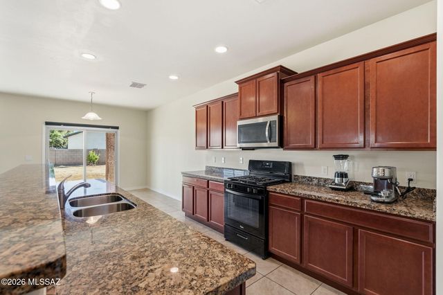 8247 W Razorbill Drive, Tucson, AZ 85757
