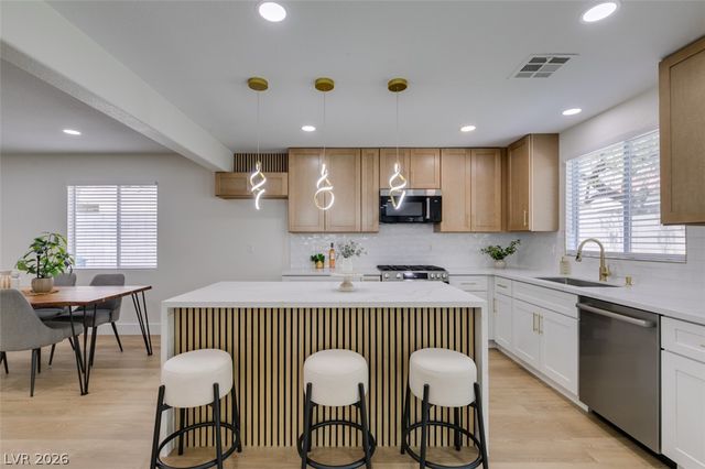 10004 Long Cattle Avenue, Las Vegas, NV 89117