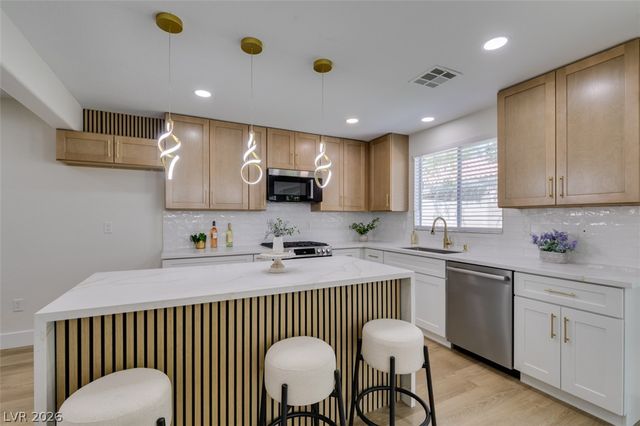 10004 Long Cattle Avenue, Las Vegas, NV 89117