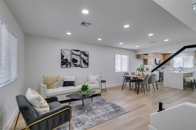 10004 Long Cattle Avenue, Las Vegas, NV 89117