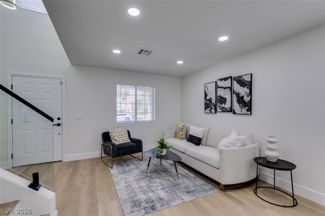 10004 Long Cattle Avenue, Las Vegas, NV 89117