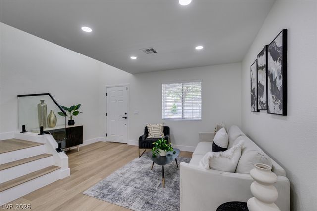 10004 Long Cattle Avenue, Las Vegas, NV 89117