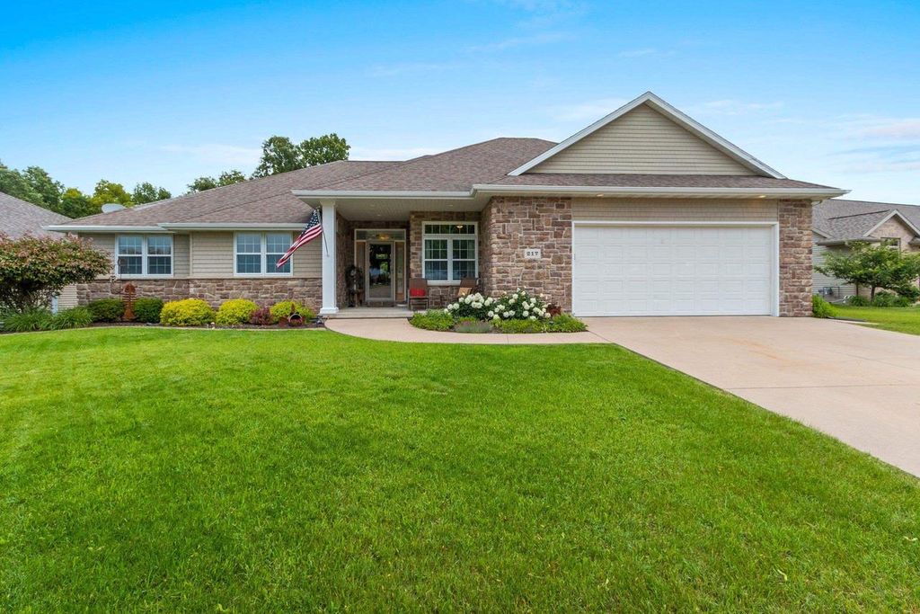 217 HIDDEN RIDGES WAY, Combined Locks, WI 54113