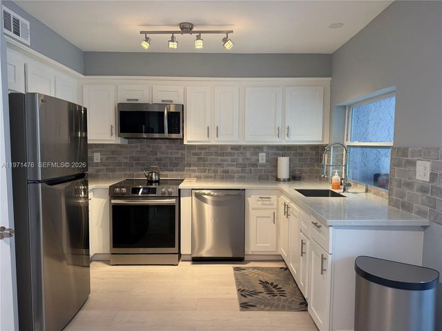 5270 NE 6th Ave E29, Oakland Park, FL 33334