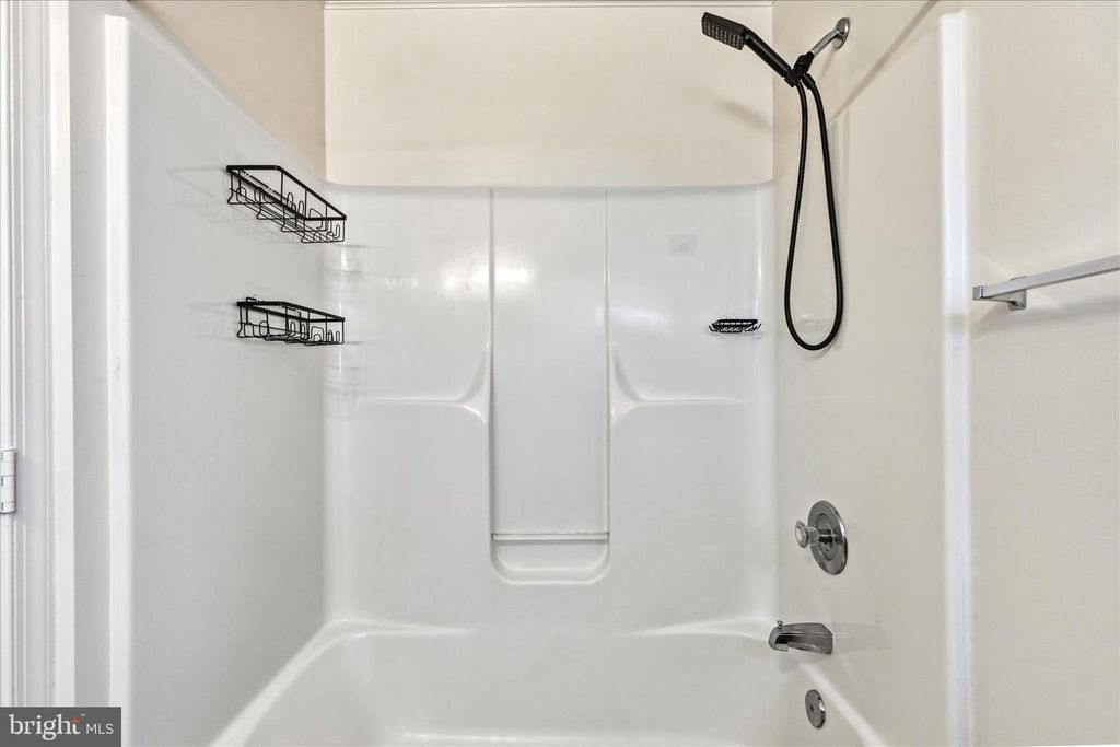 Image 12 of property listing at 810 205TH ST, Pasadena, MD 21122