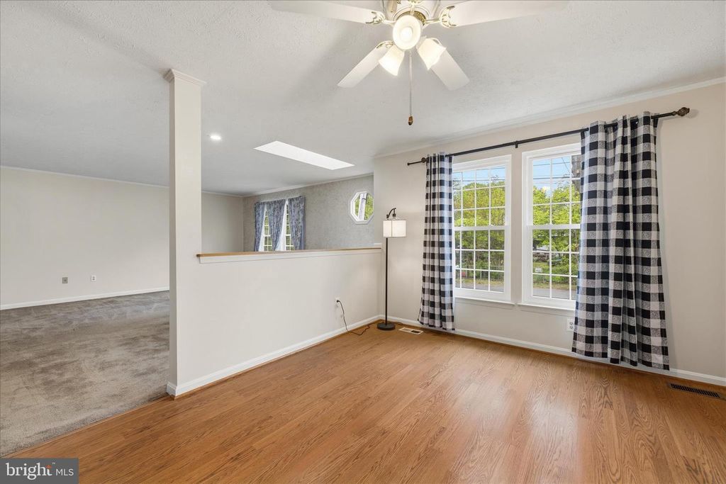 Image 2 of property listing at 810 205TH ST, Pasadena, MD 21122