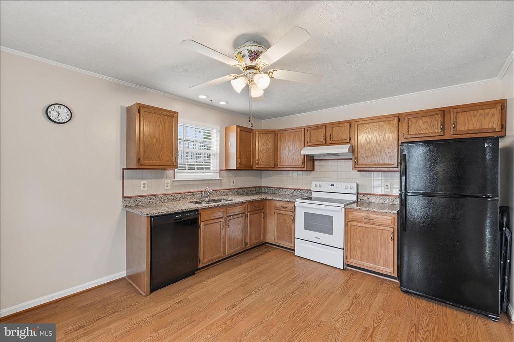 Image 3 of property listing at 810 205TH ST, Pasadena, MD 21122