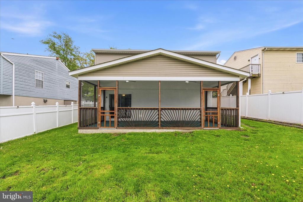 Image 5 of property listing at 810 205TH ST, Pasadena, MD 21122