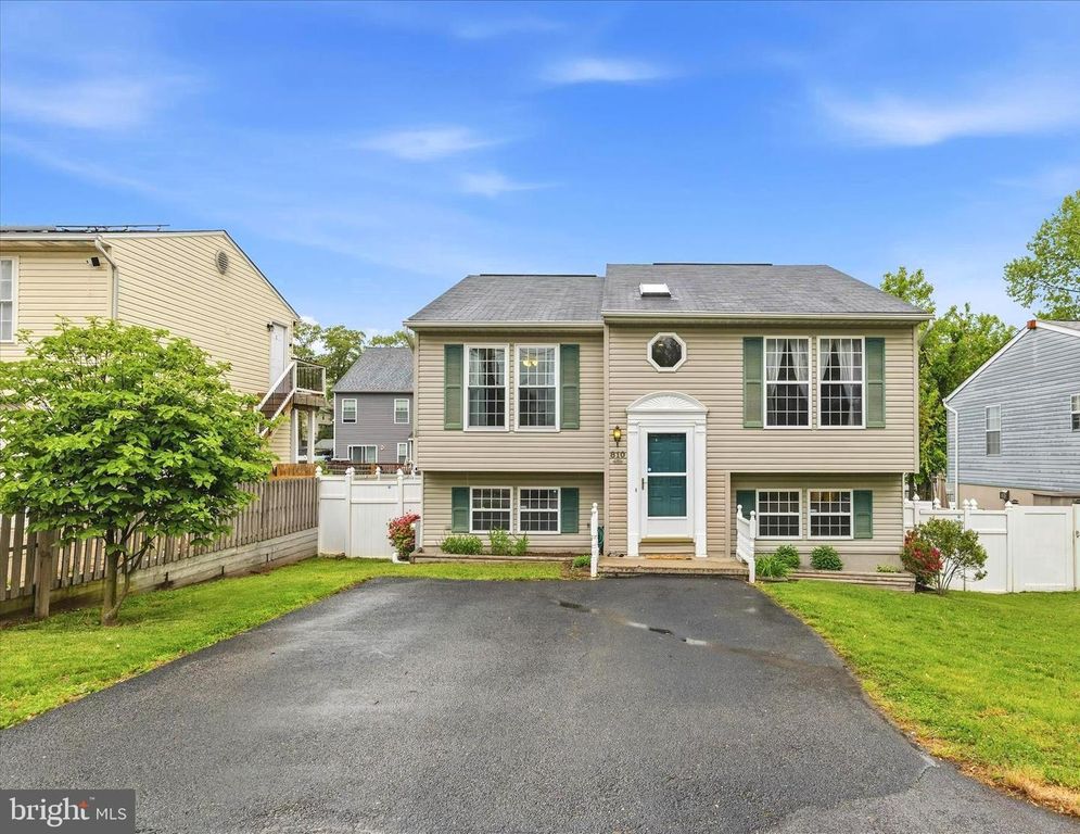 Image 6 of property listing at 810 205TH ST, Pasadena, MD 21122