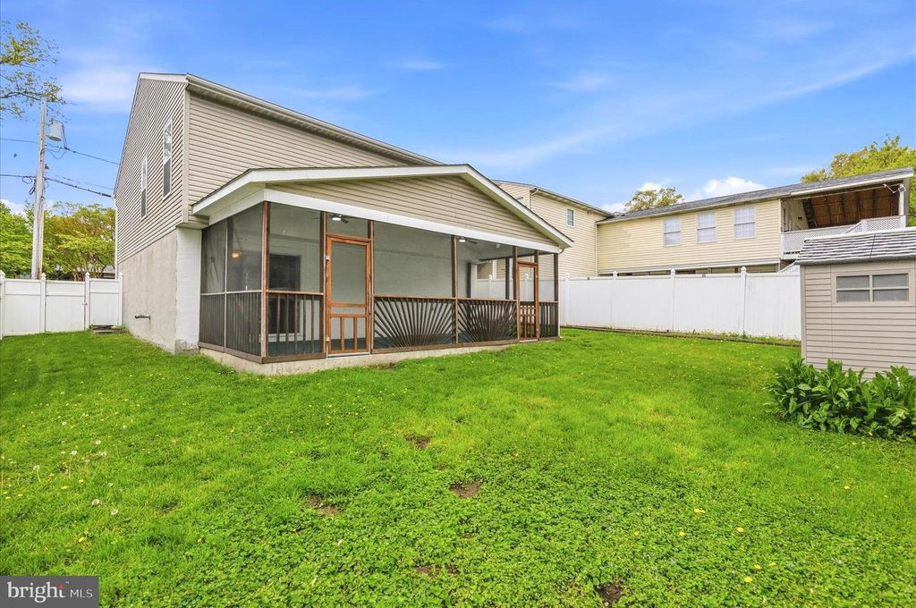 Image 7 of property listing at 810 205TH ST, Pasadena, MD 21122