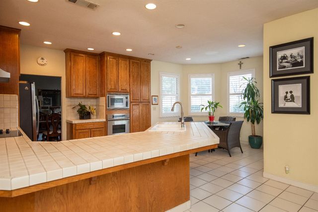 2705 Lake Front Ct, Modesto, CA 95355