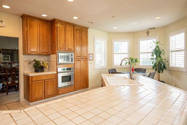 2705 Lake Front Ct, Modesto, CA 95355