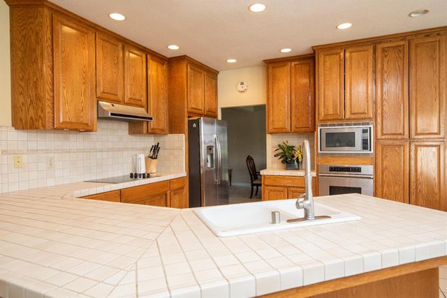 2705 Lake Front Ct, Modesto, CA 95355