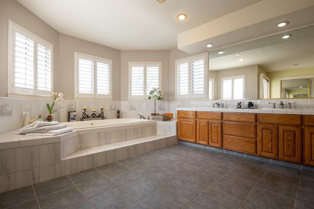 2705 Lake Front Ct, Modesto, CA 95355