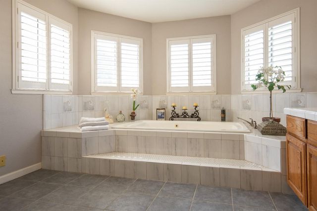 2705 Lake Front Ct, Modesto, CA 95355