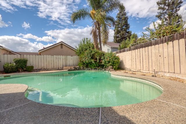 2705 Lake Front Ct, Modesto, CA 95355