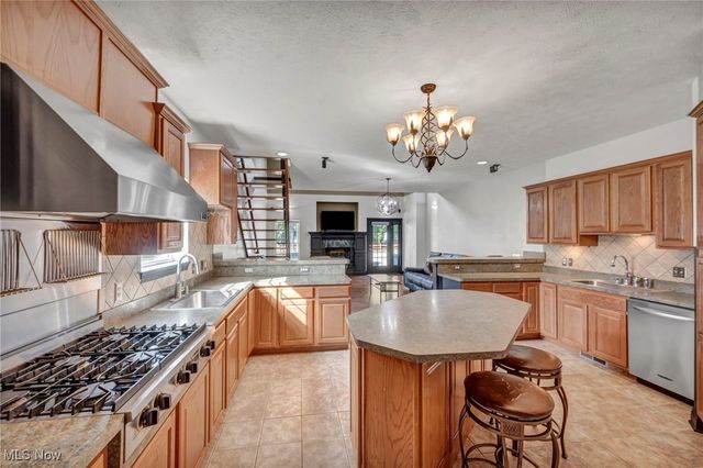 38514 N Beachview Road, Willoughby, OH 44094