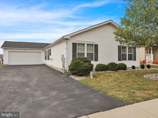 25 RANDOM RD, Douglassville, PA 19518