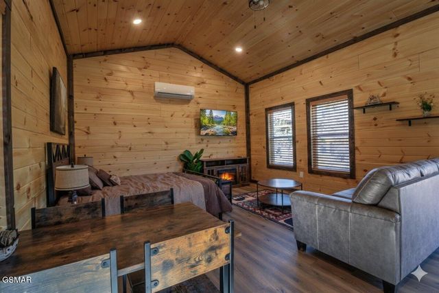 191 Highway 32, Cosby, TN 37722