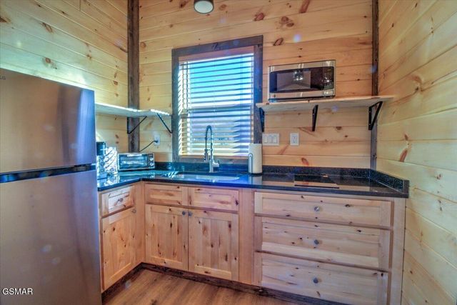 191 Highway 32, Cosby, TN 37722