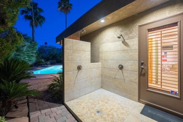 696 S Warm Sands Drive, Palm Springs, CA 92264